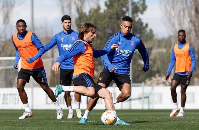 Un lance del entrenamiento del Real Madrid, este viernes.