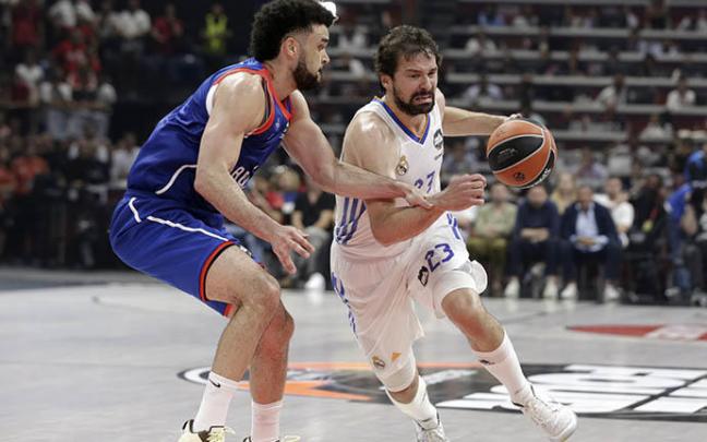 Sergio Llull (d) en una acción contra Elijah Bryant (i) durante la final de la Euroliga.