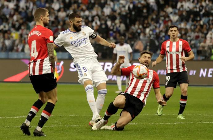 Benzema, que con el de ayer suma 18 goles al Athletic, dispara a portería y el balón golpea en el brazo a Yeray.