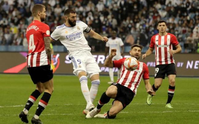 Benzema, que con el de ayer suma 18 goles al Athletic, dispara a portería y el balón golpea en el brazo a Yeray.