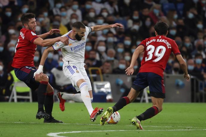 Benzema se zafa de David García durante el partido.