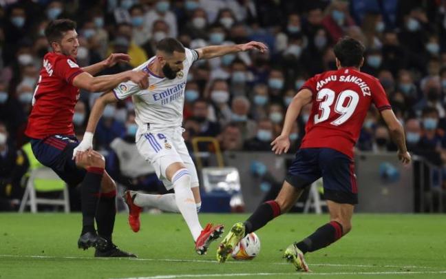 Benzema se zafa de David García durante el partido.