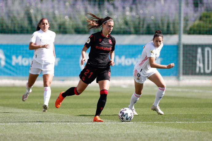 Gemma Gili conduce el balón ante una jugadora del Real Madrid.