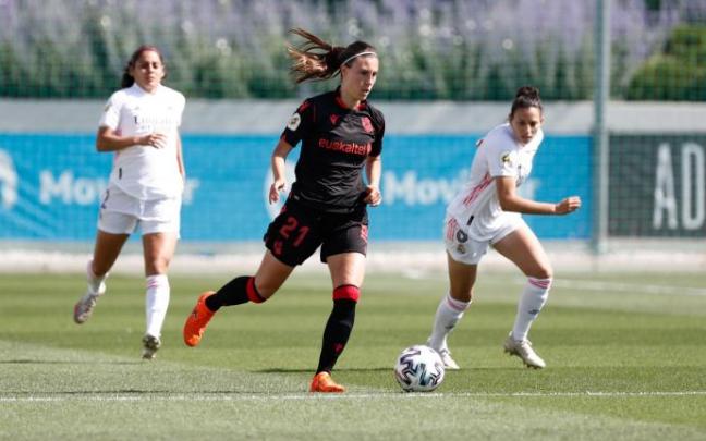 Gemma Gili conduce el balón ante una jugadora del Real Madrid.