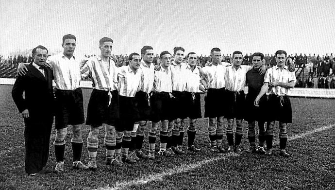 Una formación del Deportivo Alavés de la temporada 1929-30. De izda. a dcha.: Olivares, Ciriaco, Crespo, Urquiri, Chomin Rey, Albéniz, Calero, 'Cachi', Miranda, Ibarrarán, Beristain y Quincoces.