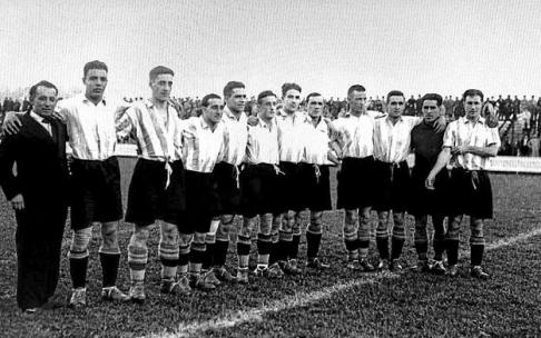 Una formación del Deportivo Alavés de la temporada 1929-30. De izda. a dcha.: Olivares, Ciriaco, Crespo, Urquiri, Chomin Rey, Albéniz, Calero, 'Cachi', Miranda, Ibarrarán, Beristain y Quincoces.