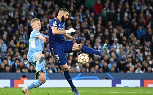 Benzema y Zinchenko en un lance del partido de ida de semifinales en el Etihad Stadium Benzema y Zinchenko en un lance del partido de ida de semifinales en el Etihad Stadium