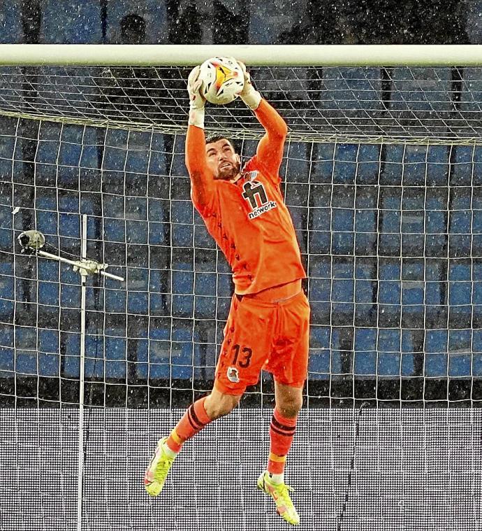 Mathew Ryan, protagonista absoluto en la victoria de ayer ante el Celta, atrapa un balón aéreo. Foto: LaLiga