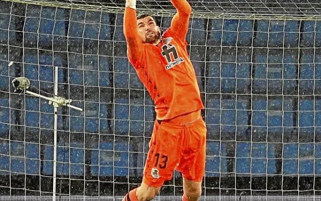 Mathew Ryan, protagonista absoluto en la victoria de ayer ante el Celta, atrapa un balón aéreo. Foto: LaLiga