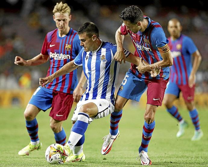 Barrenetxea, perseguido por Sergio Busquets y De Jong, durante el partido de ayer. Foto: Efe