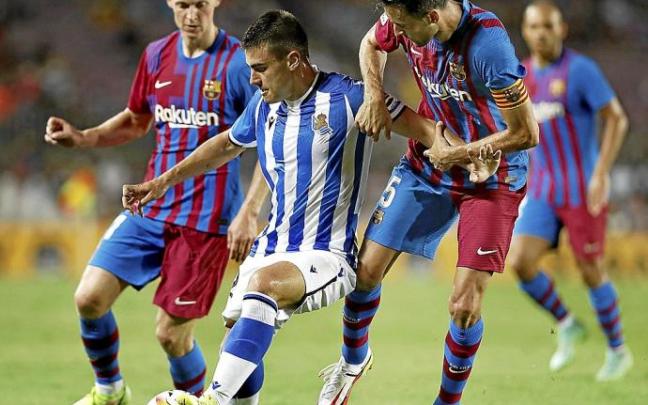 Barrenetxea, perseguido por Sergio Busquets y De Jong, durante el partido de ayer. Foto: Efe