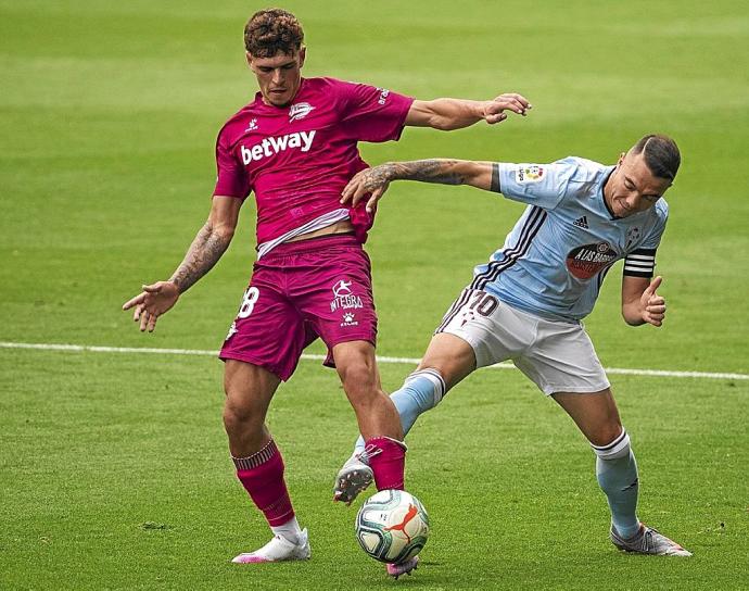 Javi López pelea un balón con Iago Aspas durante el Celta-Alavés de la temporada 2019-20. Foto: LaLiga