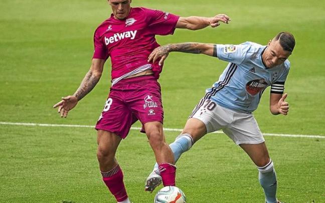Javi López pelea un balón con Iago Aspas durante el Celta-Alavés de la temporada 2019-20. Foto: LaLiga