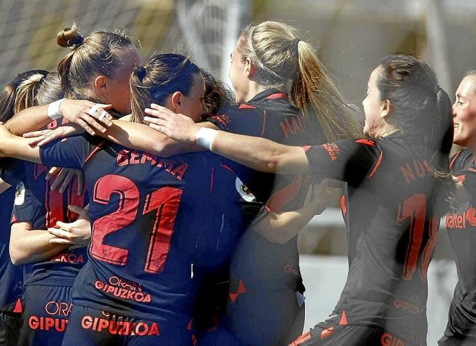 Las jugadoras de la Real celebran un gol en Zubieta. Foto: N.G.