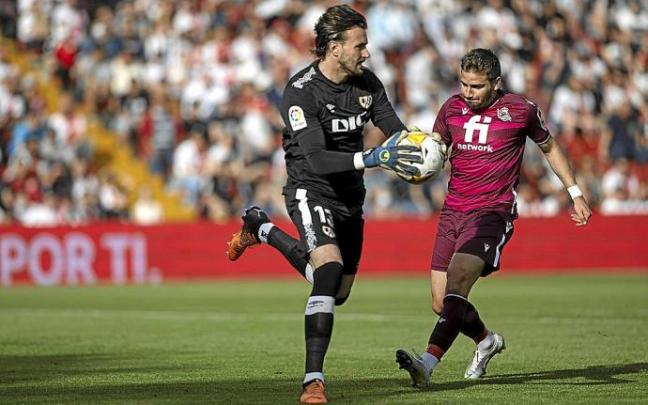 Portu no llega a un balón que atrapa Dimitrievski, en el partido disputado ayer entre el Rayo y la Real en Vallecas. Foto: Efe