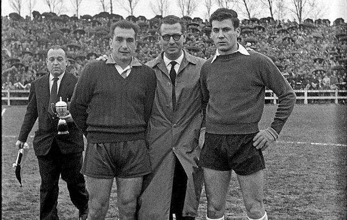 Javier Berasaluce (izda.) y Juan Antonio López (dcha.), dos grandes porteros albiazules que pasaron al Real Madrid y Athletic Club respectivamente. Mendizorroza. 16 de marzo de 1958. Homenaje a Julián Sanz. Foto: Archivo Municipal de Vitoria: Arqué
