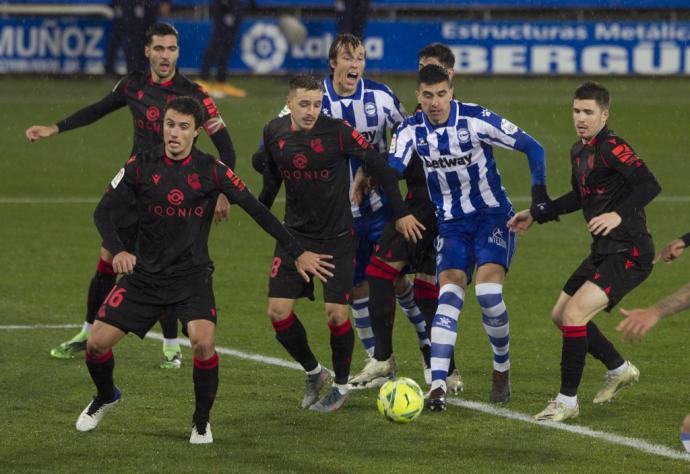 Un lance del Alavés-Real en Mendizorrotza el pasado curso.