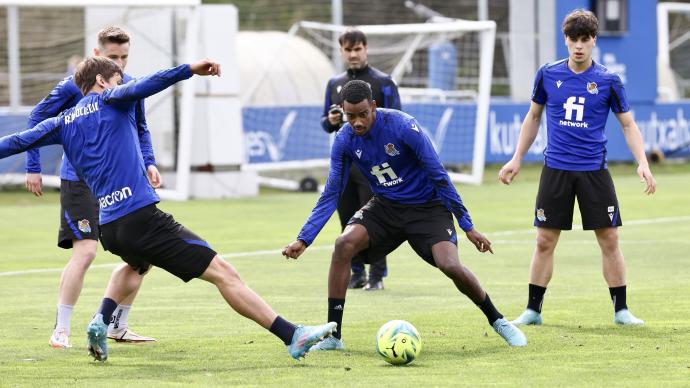 Un lance del entrenamiento de este viernes en Zubieta.