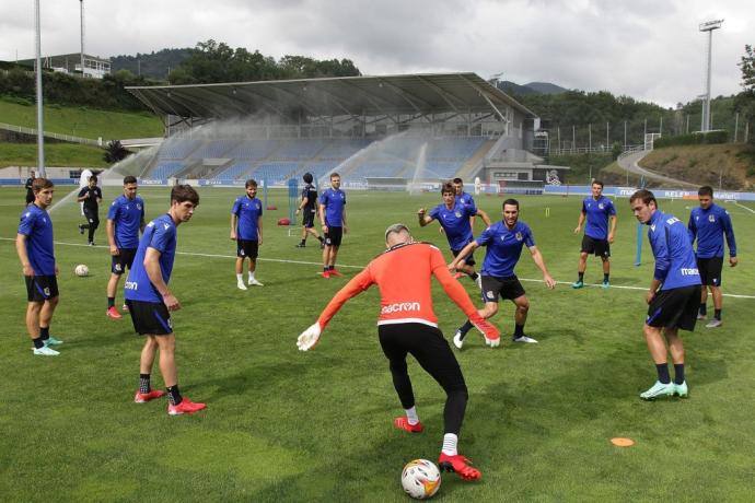 Los jugadores, en el primer entrenamiento de la pretemporada, este jueves en Zubieta