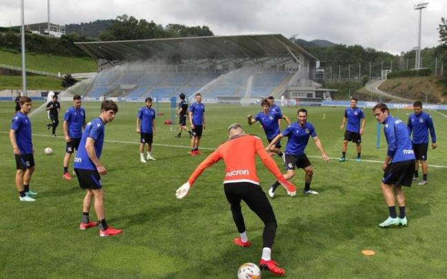 Los jugadores, en el primer entrenamiento de la pretemporada, este jueves en Zubieta Los jugadores, en el primer entrenamiento de la pretemporada, este jueves en Zubieta