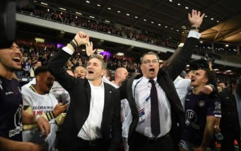 Philippe Montanier celebra el ascenso del Toulouse a la primera división francesa.