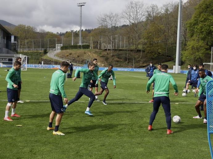 La plantilla de la Real Sociedad, durante un entrenamiento en Zubieta.