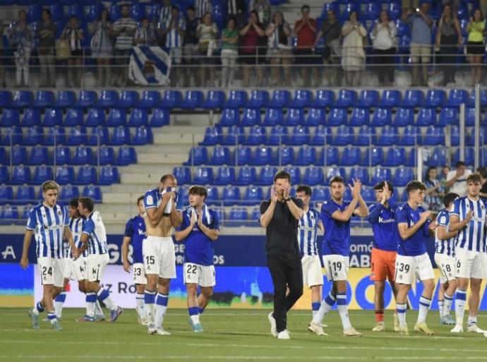 Los jugadores del Sanse y Xabi Alonso saludan al público tras consumarse el descenso, ayer en Huesca.