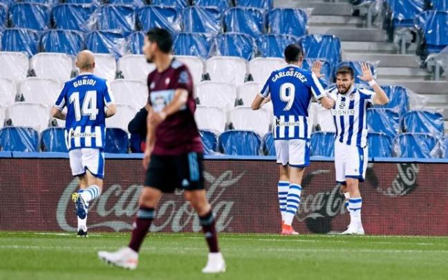 Carlos Fernández felicita a Portu tras el gol que el murciano le hizo al Celta el pasado abril.