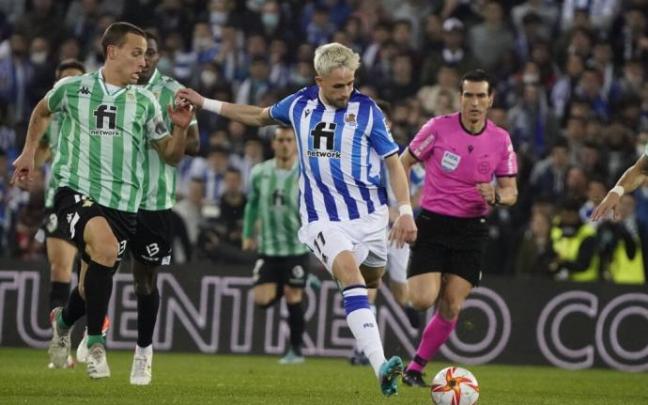 Januzaj y Canales pugnan por un balón durante el partido de Copa del pasado 3 de febrero.