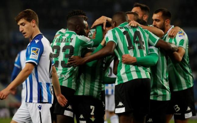 Los jugadores del Betis celebran uno de los cuatro goles a la Real