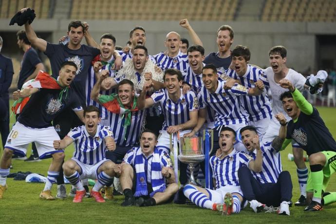 Varios jugadores de la Real celebran la conquista de la Copa en Sevilla.