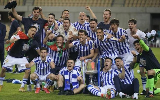 Varios jugadores de la Real celebran la conquista de la Copa en Sevilla.
