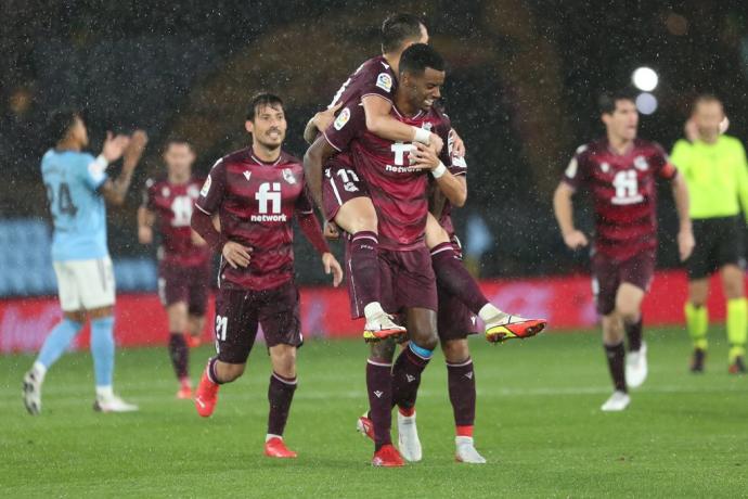 Los jugadores de la Real celebran el 0-1 de Isak en Vigo.