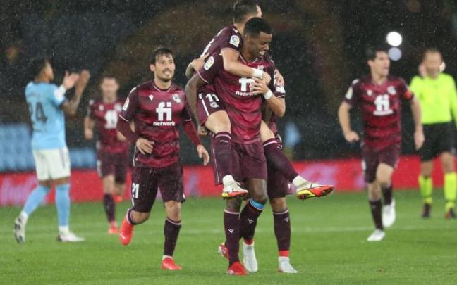 Los jugadores de la Real celebran el 0-1 de Isak en Vigo.