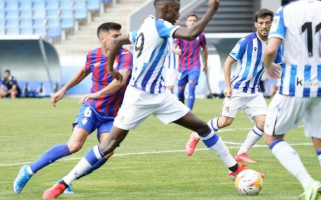 Un lance del amistoso que Real y Eibar disputaron en Zubieta durante el verano de 2021.