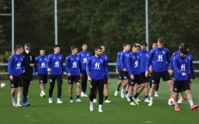 Los jugadores de la Real Sociedad, durante el entrenamiento de este miércoles en Zubieta.