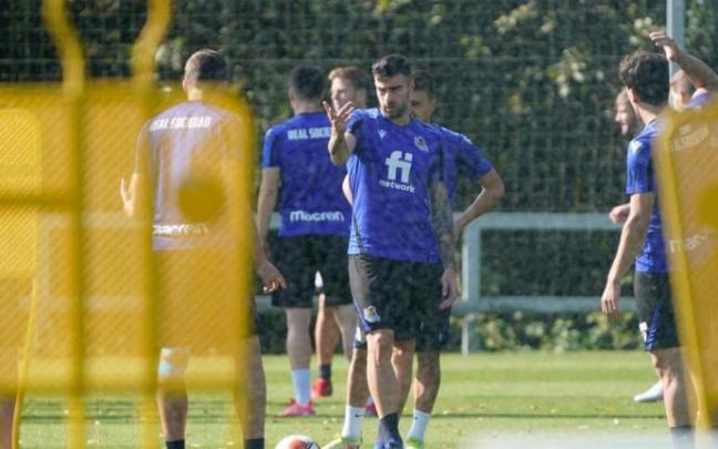 Diego Rico, durante el último entrenamiento de la Real antes de viajar a Graz Diego Rico, durante el último entrenamiento de la Real antes de viajar a Graz