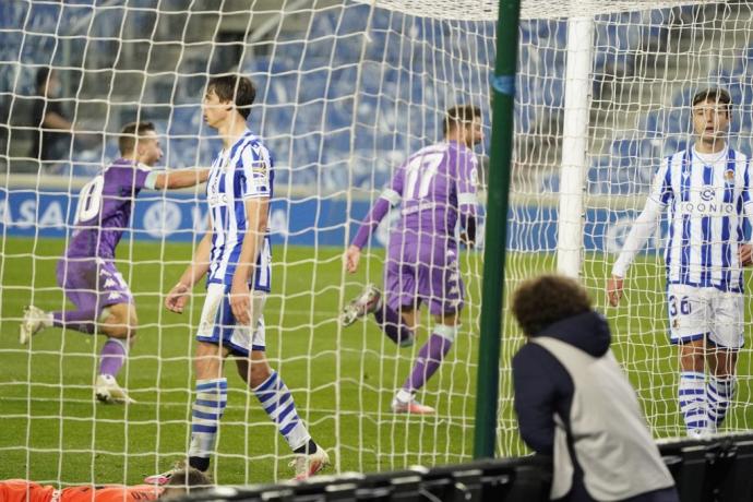 Los jugadores de la Real lamentan el 2-2 del Betis en el descuento, el pasado curso en Anoeta.