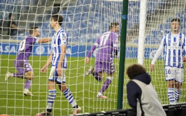 Los jugadores de la Real lamentan el 2-2 del Betis en el descuento, el pasado curso en Anoeta.