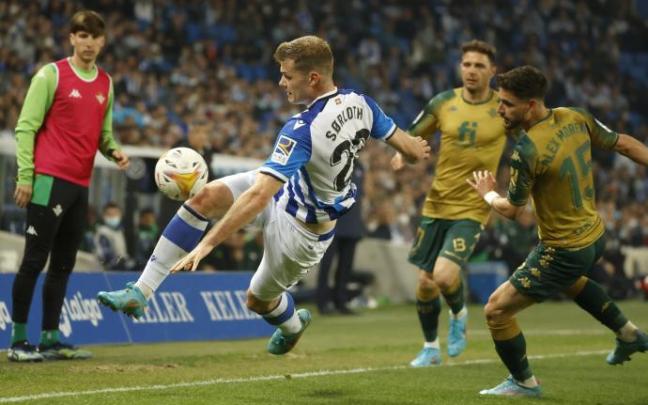 El delantero noruego de la Real, Sorloth, cae ante el defensa del Betis, Moreno