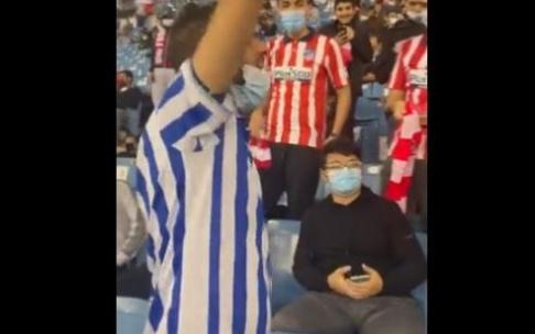 El seguidor realista Faris reivindica la memoria de Aitor Zabaleta ante hinchas del Atlético de Madrid en la Supercopa de Arabia Saudí El seguidor realista Faris reivindica la memoria de Aitor Zabaleta ante hinchas del Atlético de Madrid en la Supercopa de Arabia Saudí