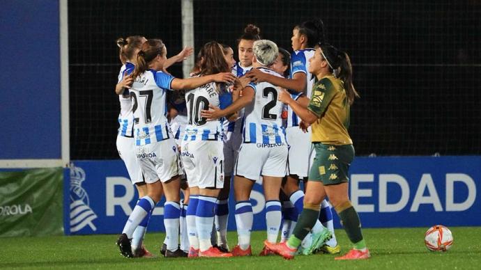 La Real celebra uno de los goles que anotó ante el Betis.