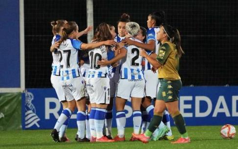 La Real celebra uno de los goles que anotó ante el Betis. La Real celebra uno de los goles que anotó ante el Betis.