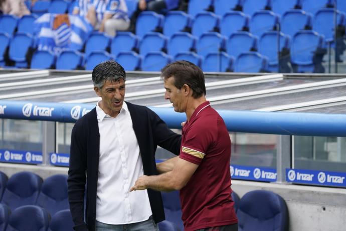 Imanol Alguacil saluda al también guipuzcoano Julen Lopetegui, entrenador del Sevilla antes del encuentro en Anoeta