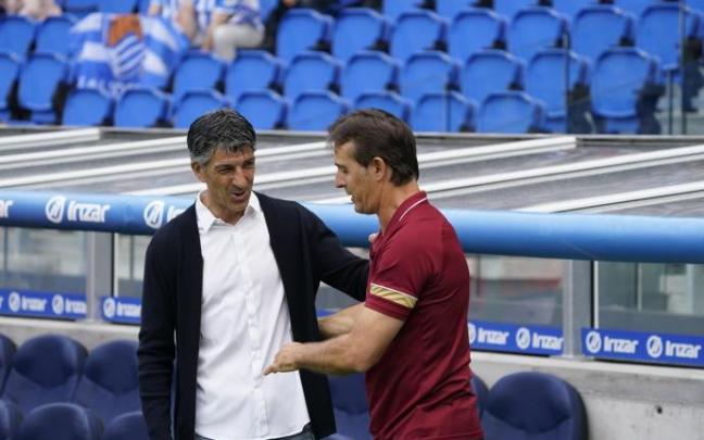 Imanol Alguacil saluda al también guipuzcoano Julen Lopetegui, entrenador del Sevilla antes del encuentro en Anoeta Imanol Alguacil saluda al también guipuzcoano Julen Lopetegui, entrenador del Sevilla antes del encuentro en Anoeta