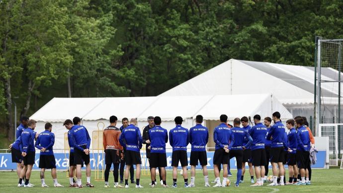 Imanol Alguacil se dirige a sus futbolistas durante el entrenamiento de este viernes.