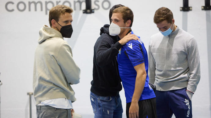 Jon Bautista saluda a varios compañeros, a su llegada a las instalaciones de Zubieta.