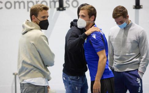 Jon Bautista saluda a varios compañeros, a su llegada a las instalaciones de Zubieta.