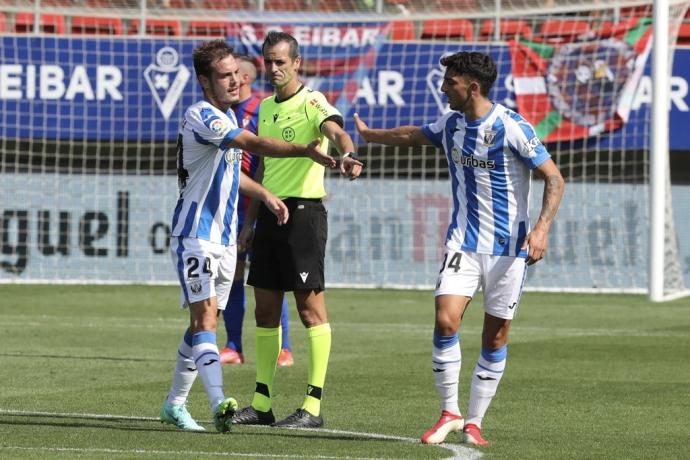 Jon Bautista saluda a un compañero durante el Eibar-Leganés de Liga.