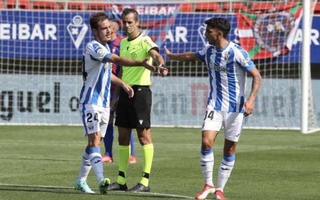 Jon Bautista saluda a un compañero durante el Eibar-Leganés de Liga.